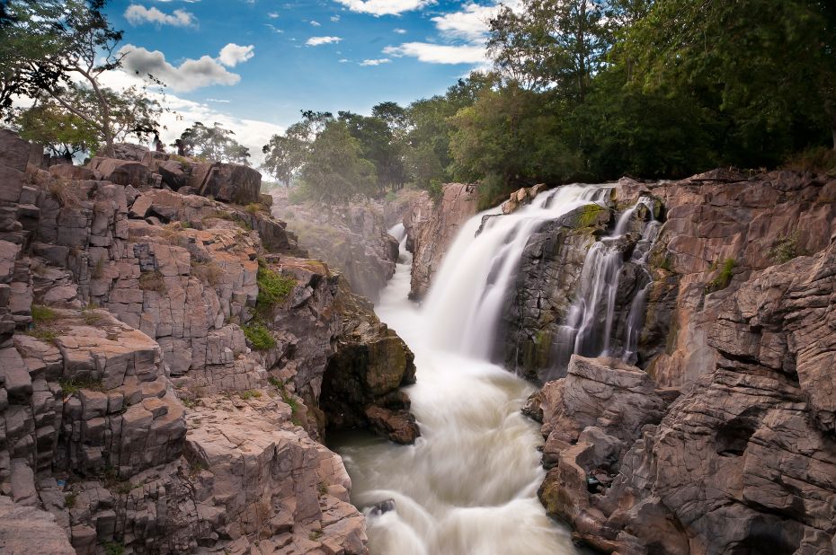 <strong>Hogenakkal Falls: </strong>Hogenakkal sits pretty in the wild terrain south of Bangalore. The stunning waterfall spills off a craggy cliff in 14 different spumes, which range from 15 to 66 feet in height.