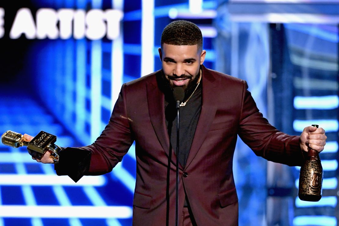 Drake accepts Top Male Artist award. 