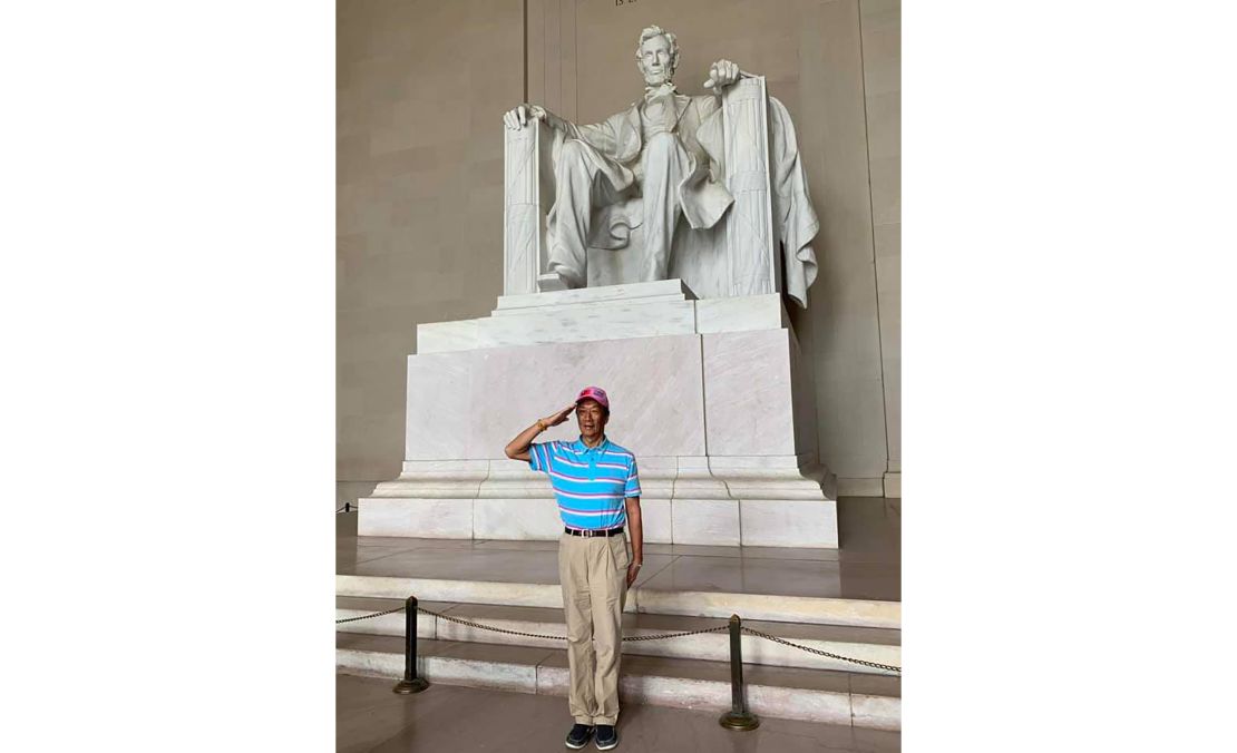 Terry Gou salutes in front of a statue of former US President Abraham Lincoln in Washington.