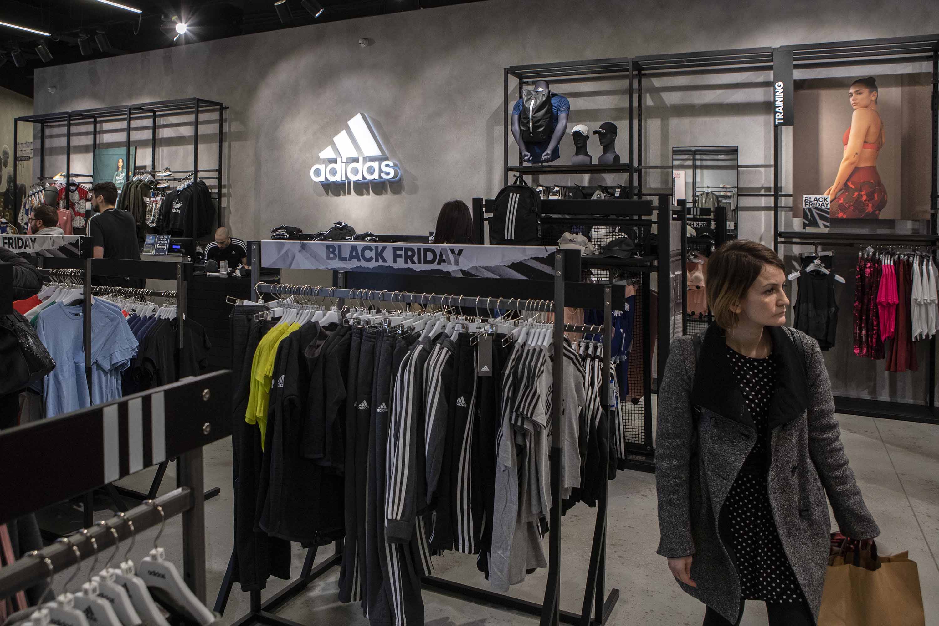 moneda suelo Suyo Adidas can't make enough sportswear to meet demand | CNN Business