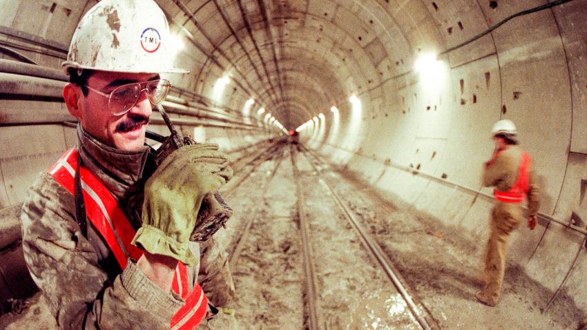 Vue prise le 28 novembre 1990 à Sangatte d'ouvriers sur le chantier du tunnel sous la Manche, construit par la société Eurotunnel. Technicians work on the construction site of the Channel tunnel in Sangatte, on November 28, 1990. (Photo credit should read BORIS HORVAT/AFP/Getty Images)
