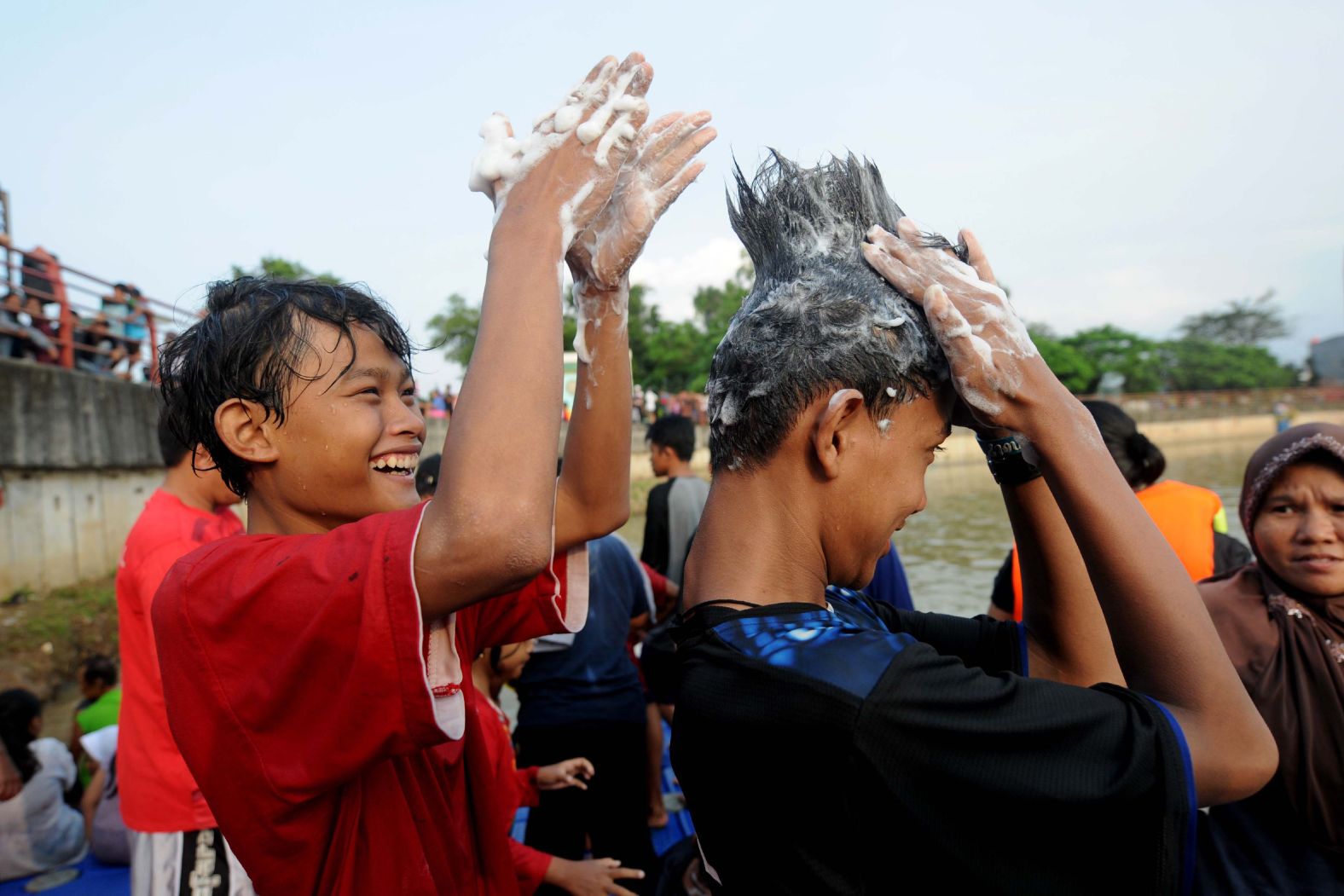 Indonesians washing as part of the "padusan" traditional ritual to welcome the holy month of Ramadan in Tangerang, Banten province on May 4. From cleaning up relatives' graves to eating meat together to colorful street parades and rituals, millions of Indonesians are getting ready to welcome Ramadan.