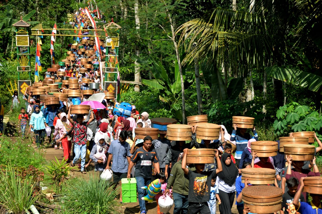 Indonesians carry baskets of food on their heads as part of the Nyadran festival to welcome the holy month of Ramadan in Temanggung, Central Java.