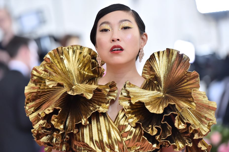 Actress and rapper Awkwafina looked dazzling in a metallic gold Altuzarra dress with exaggerated shoulders. 