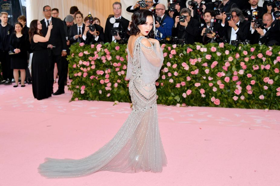"Crazy Rich Asians" star Constance Wu channeled old Hollywood glamour with a Marchesa gown.