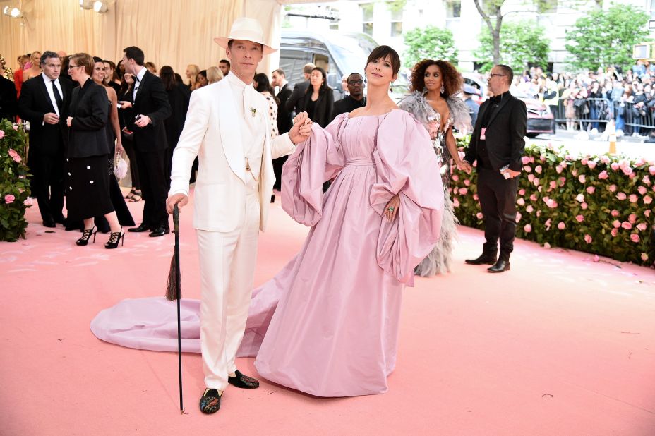 Benedict Cumberbatch, wearing a Labassa Woolfe suit, and Sophie Hunter embraced the "camp" theme in complementary white and pink outfits, respectively.