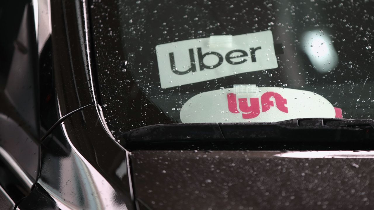 CHICAGO, ILLINOIS - APRIL 10: A ride share driver picks up passengers at O'Hare Airport on April 10, 2019 in Chicago, Illinois. In response to the death of 21-year-old University of South Carolina student Samantha Josephson, the South Carolina House has approved a bill that would require Uber, Lyft and other ride sharing vehicles to have illuminated signs. Josephson was killed after climbing into a vehicle that she thought was her Uber ride.  (Photo by Scott Olson/Getty Images)