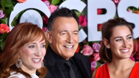 Springsteen (R) with her parents Patti Scialfa and Bruce Springsteen. 