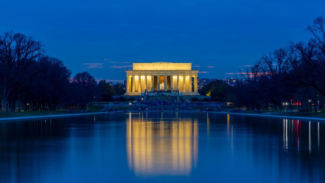 <strong>Washington, D.C.:</strong> There may be no better way to spend the Memorial Day weekend than touring the monuments along the National Mall, including the Lincoln Memorial.
