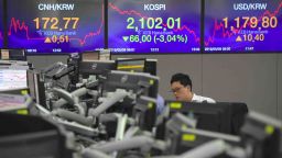 A currency dealer monitors exchange rates in a trading room at the KEB Hana Bank in Seoul on May 9, 2019. - South Korean stocks extended their losing streak to a fourth day on May 9, plunging more than 3 percent, the sharpest drop in almost seven months ahead of two days of trade negotiations between Washington and Beijing, Yonhap News Agency reported. (Photo by Jung Yeon-je / AFP)        (Photo credit should read JUNG YEON-JE/AFP/Getty Images)