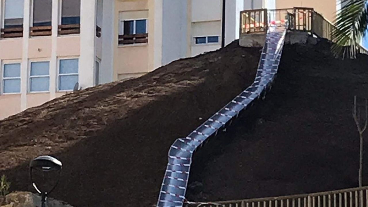 A 38-meter long slide in the Spanish town of Estepona was closed less than a day after it was opened. 