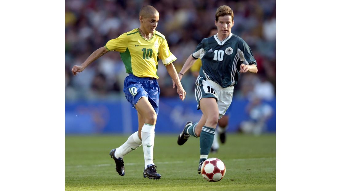 Sissi in action against Bettina Wiegmann of Germany in 1999.