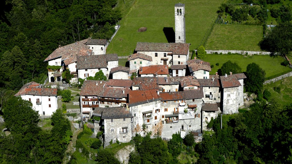 There are no roads in Cornello dei Tasso.