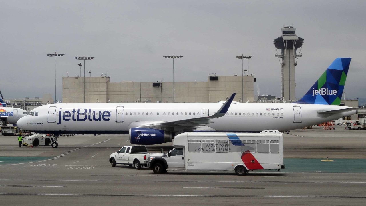 A JetBlue Airlines Airbus A321-200 taxis at Los Angeles International Airport on May 24, 2018. (Photo by Daniel SLIM / AFP)        (Photo credit should read DANIEL SLIM/AFP/Getty Images)