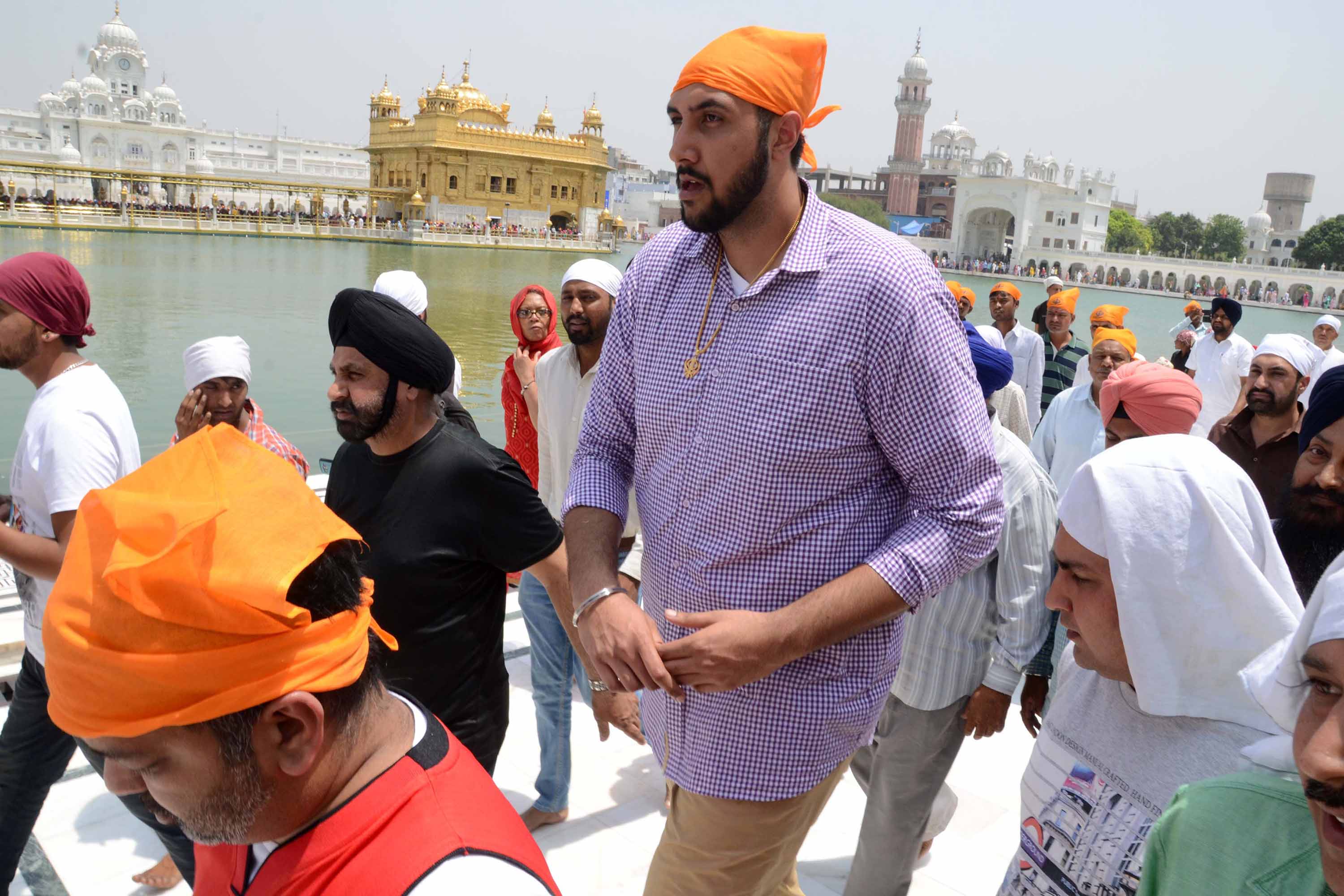 Shoutout to my Indian brothers: 7'5 Sim Bhullar signs with Kings, first  Indian in NBA. We do have super-talks from the subcontinent! : r/tall