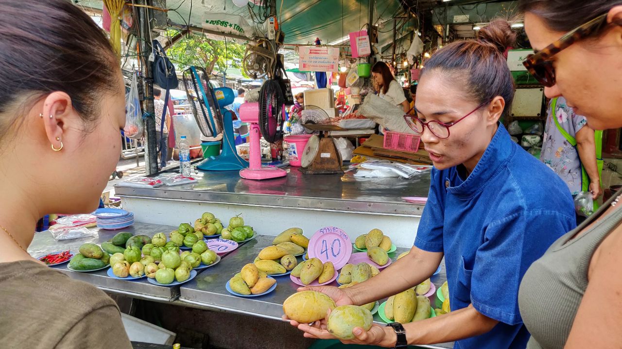 Chef Goong Sreesopon teaches her students how to choose a good mango.