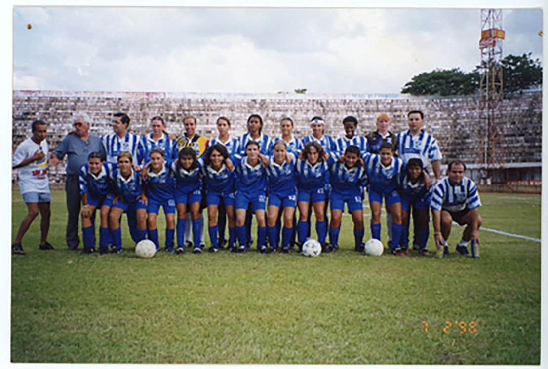 Sissi (squatting, third from right to left) in the Saad Esporte Clube team in 1998. This picture is from the Brazilian Football Museum archives. 