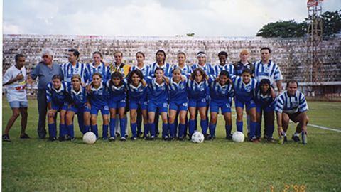 Sissi (squatting, third from right to left) in the Saad Esporte Clube team in 1998. This picture is from the Brazilian Football Museum archives. 