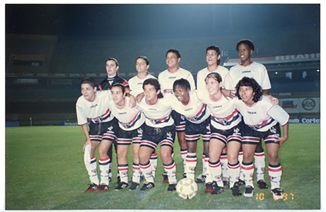 Sissi (squatting, first from left to right) with her São Paulo Futebol Clube women's team in 1997. This picture is from the Brazilian Football Museum archives.