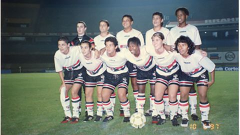 Sissi (squatting, first from left to right) with her São Paulo Futebol Clube women's team in 1997. This picture is from the Brazilian Football Museum archives. 