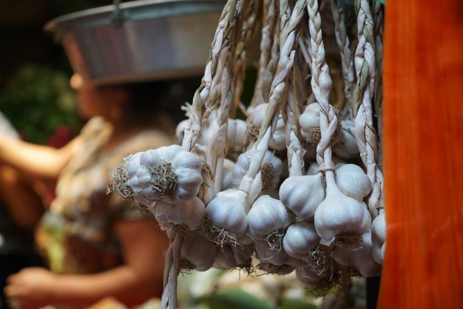 <strong>Mercado:</strong> Garlic bulbs for sale at the big market.