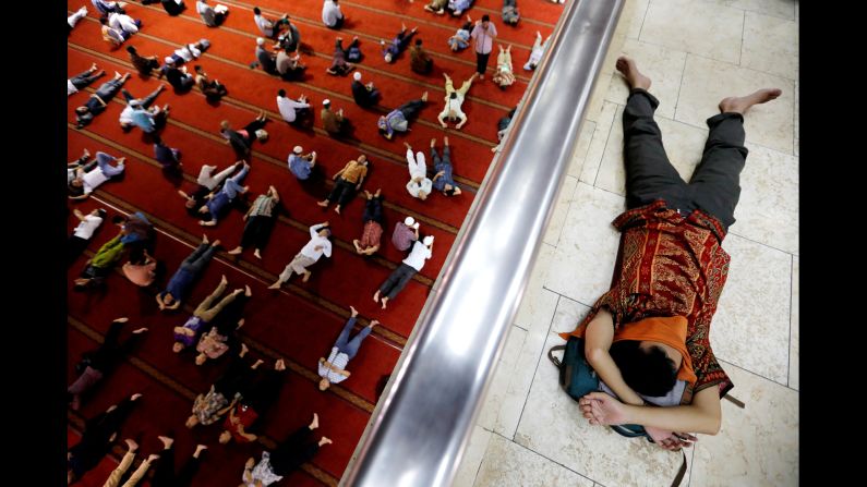 Muslim men rest after attending Friday prayers May 10 at the Istiqlal Mosque in Jakarta, Indonesia. During <a href="http://www.cnn.com/2019/05/06/world/gallery/ramadan-2019/index.html" target="_blank">the Islamic holy month of Ramadan,</a> Muslims fast from dawn until sunset.