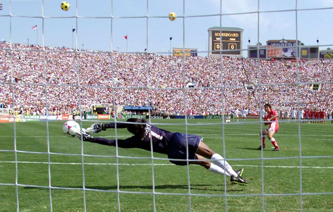 Scurry (L) stops a penalty kick by Liu Ying in the 1999 final. 