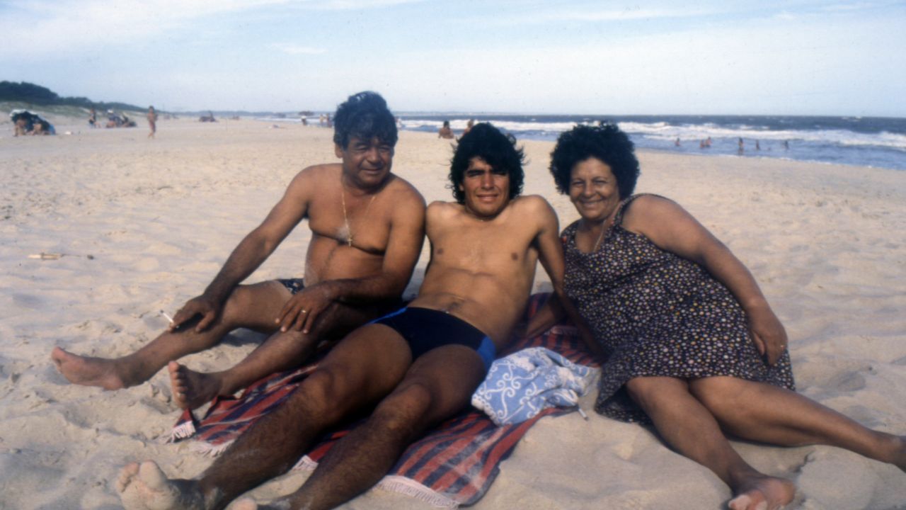 Maradona on the beach with his parents.