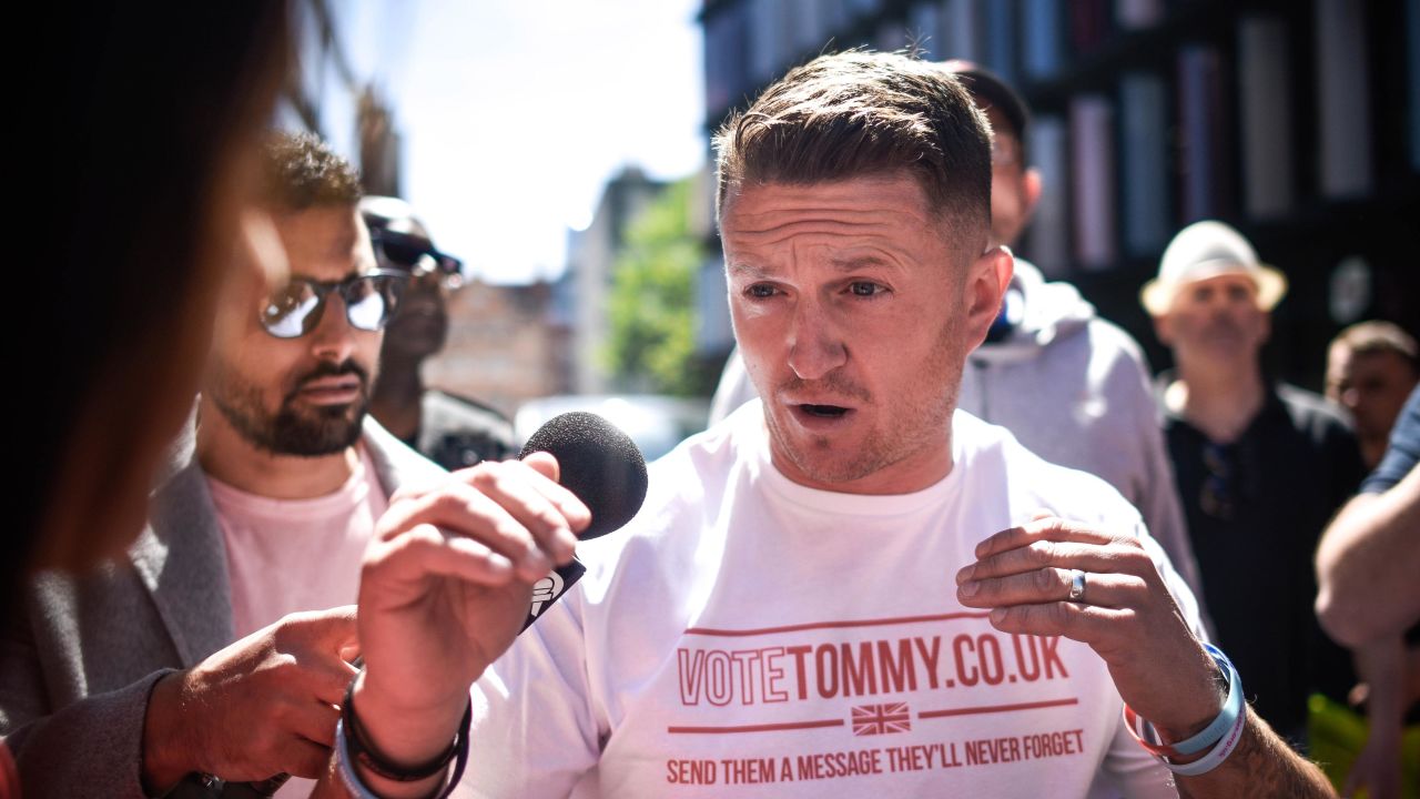 Violent clashes broke out at a campaign rally for the British far-right activist Tommy Robinson.