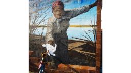 A photo of a 3-year-old girl reaching out to touch the hand of Harriet Tubman has gone viral.