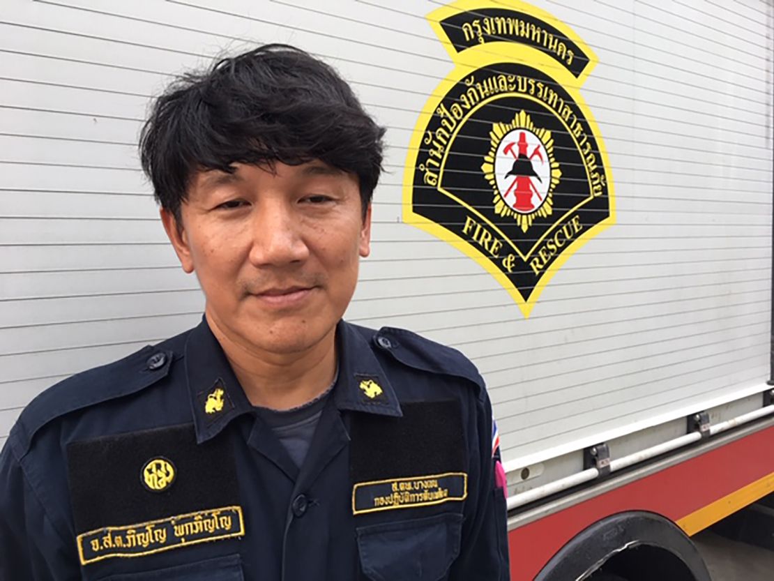 Thai fire fighter Pinyo Pookpinyo was bitten by a king cobra.