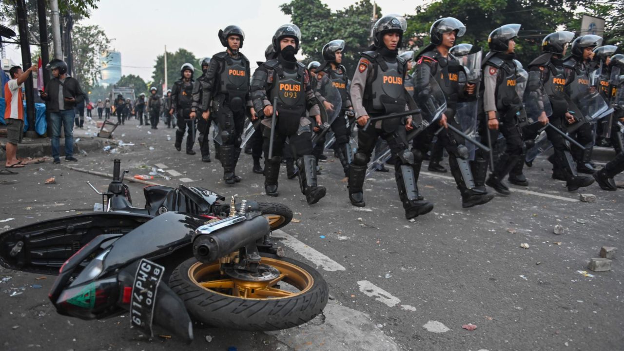 Indonesian anti-riot police take a position to disperse the mob during an overnight violent demonstration near by the Elections Oversight Body in Jakarta on May 22, 2019. 