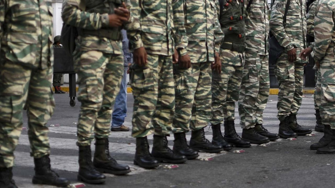 Militias supporters of the Venezuela's President Nicolas Maduro make a parade in front of the Presidential Palace of Miraflores in Caracas, Venezuela on May 1, 2019. - emonstrators clashed with police on the streets of the Venezuelan capital Tuesday, spurred by opposition leader Juan Guaido's call on the military to rise up against President Nicolas Maduro -- who said he had defeated an attempted coup. (Photo by YURI CORTEZ / AFP)        (Photo credit should read YURI CORTEZ/AFP/Getty Images)