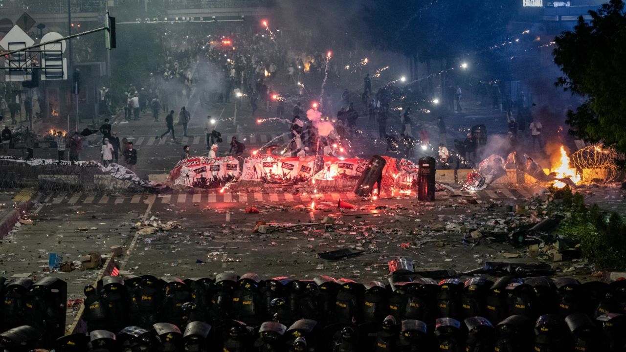 Protesters clash with Indonesian riot police during a demonstration in front of the Elections Supervisory Agency on May 22, 2019 in Jakarta, Indonesia after the official government election results were announced.