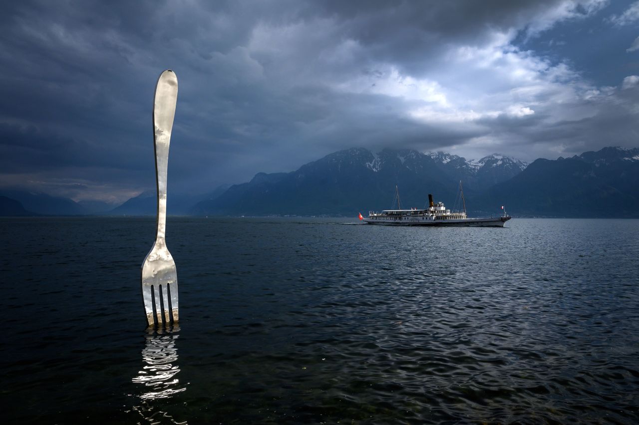 A paddle steamer in Vevey, Switzerland, sails past a giant fork sculpture in Lake Geneva on Tuesday, May 21. The Fork of Vevey was first built in 1995 by Swiss artist Jean-Pierre Zaugg. <a href="http://www.cnn.com/2019/05/16/world/gallery/week-in-photos-0517/index.html" target="_blank">See last week in 23 photos</a>