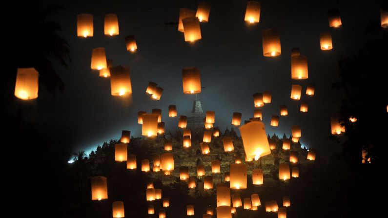 <strong>Magelang, Indonesia: </strong>On May 18, sky lanterns are released during Vesak Day celebrations. Vesak Day commemorates Buddha's birth, enlightenment and death. <br />