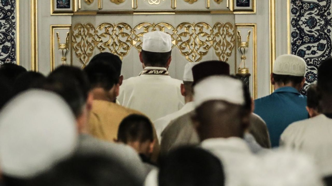 Worshipers perform the last Tarawih prayer of Ramadan in Washington on June 13, 2018.