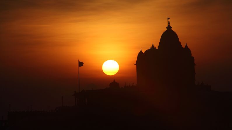 <strong>Watch the sun rise and set: </strong>Named for the Goddess Kanya Kumari, Kanyakumari is of spiritual significance and regularly visited by pilgrims who come to meditate, cleanse themselves in the sacred waters and make offerings at the Kumari Amman Temple. 
