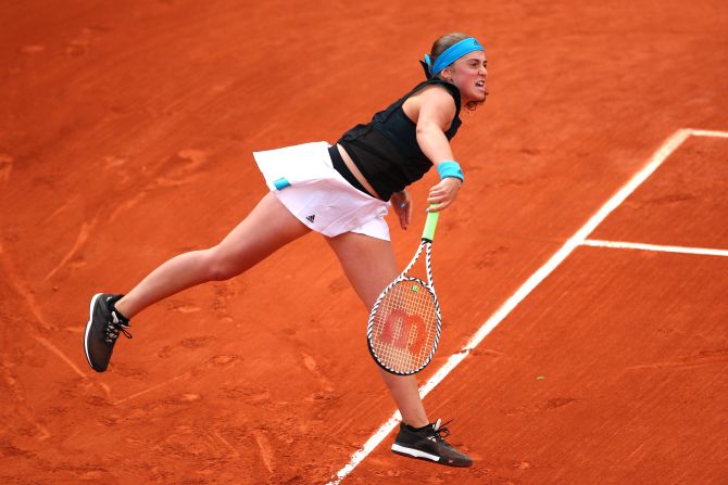 Jelena Ostapenko, the 2017 winner, fell in straight sets to Victoria Azarenka, hitting 17 double faults. 