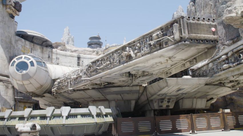 Millennium Falcon Star Wars Galaxy's Edge