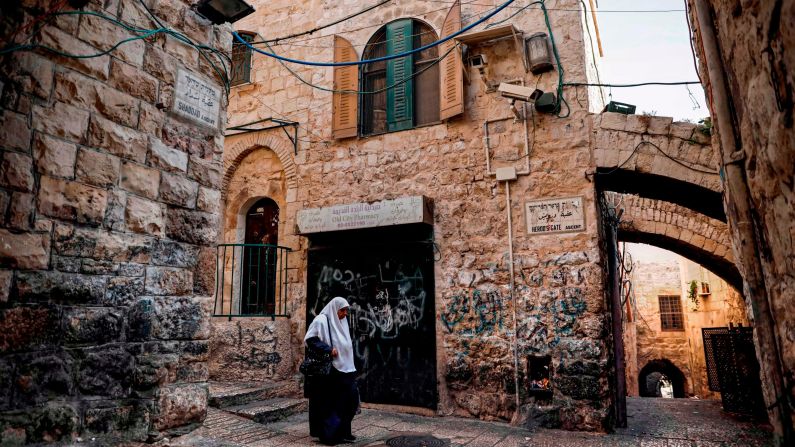 <strong>Muslim Quarter: </strong>This building is an example of Mamluk-style architecture.