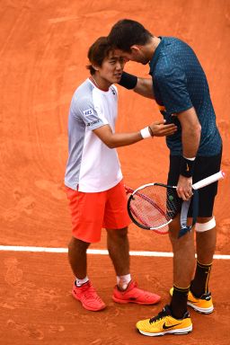 Juan Martin del Potro (right) and Yoshi Nishioka played a thriller at the French Open. 