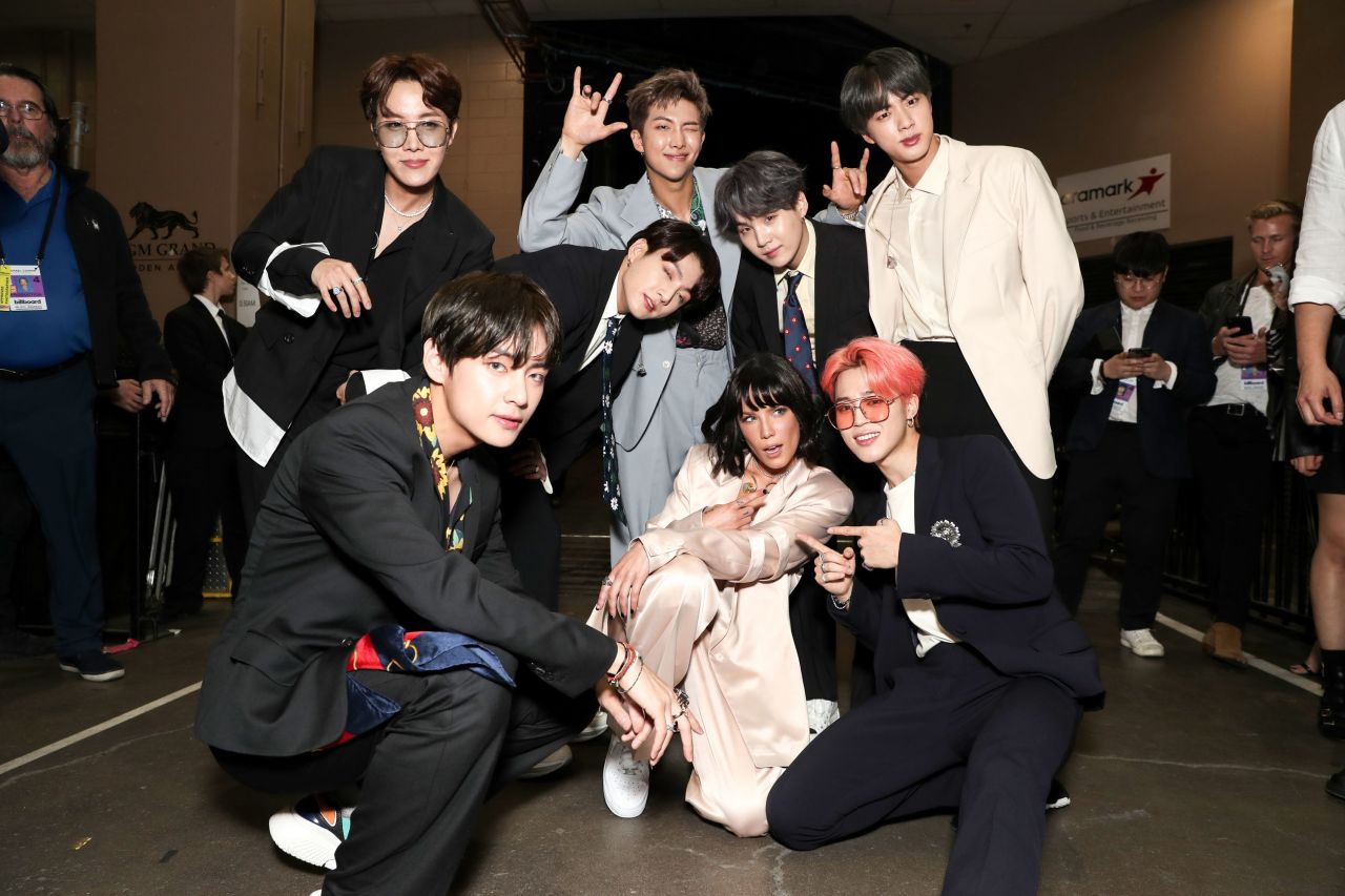 BTS with US-singer Halsey at the Billboard Music Awards in Las Vegas, where they became the first K-pop group to win Top Group/Duo on May 1, 2019. Halsey features on BTS's single "Boy With Luv."