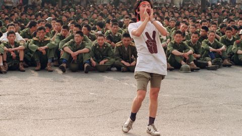 Um estudante pede aos soldados que voltem para casa enquanto os manifestantes continuam seu protesto no centro de Pequim em 3 de junho de 1989.  