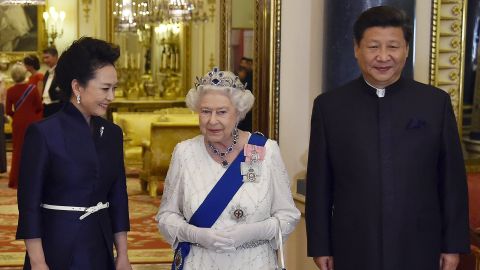 The Queen accompanies Chinese President Xi Jinping and his wife, Peng Liyuan, during their state visit in 2015.