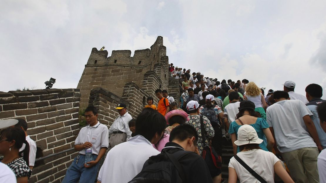 The new visitor cap is aimed at improving the safety and quality of visitors' Great Wall experience.