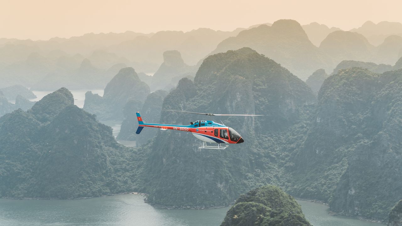 <strong>Bell 505: </strong>Travelers experience those stunning views from a<strong> </strong>Bell 505 helicopter.