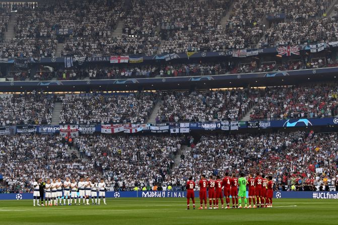 Liverpool and Tottenham Hotspur players and their fans observe a minutes silence in memory of Jose Antonio Reyes prior to the start of the final at Estadio Wanda Metropolitano in Madrid. 