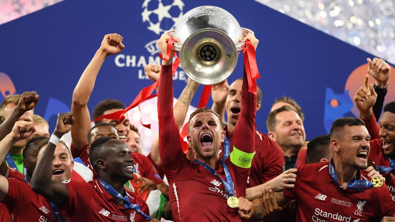 Jordan Henderson of Liverpool lifts the Champions League trophy after winning the UEFA Champions League Final between Tottenham Hotspur and Liverpool at Estadio Wanda Metropolitano on June 01, 2019 in Madrid.