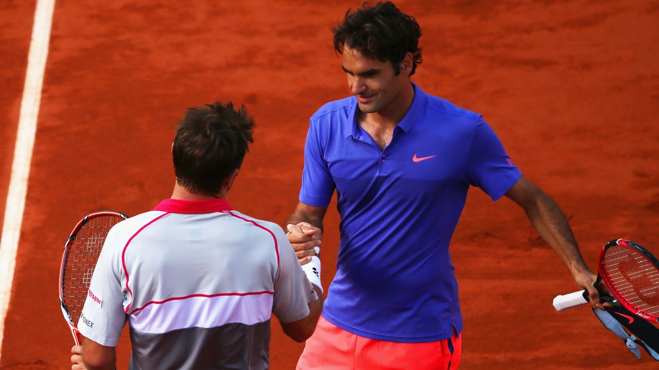 Roger Federer (blue shirt) and Stan Wawrinka will meet in the French Open quarterfinals. When they played in 2015 in Paris, Wawrinka won. 